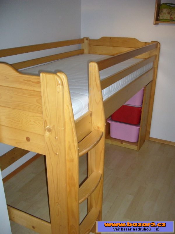 Dětská postel z masivu s matrací