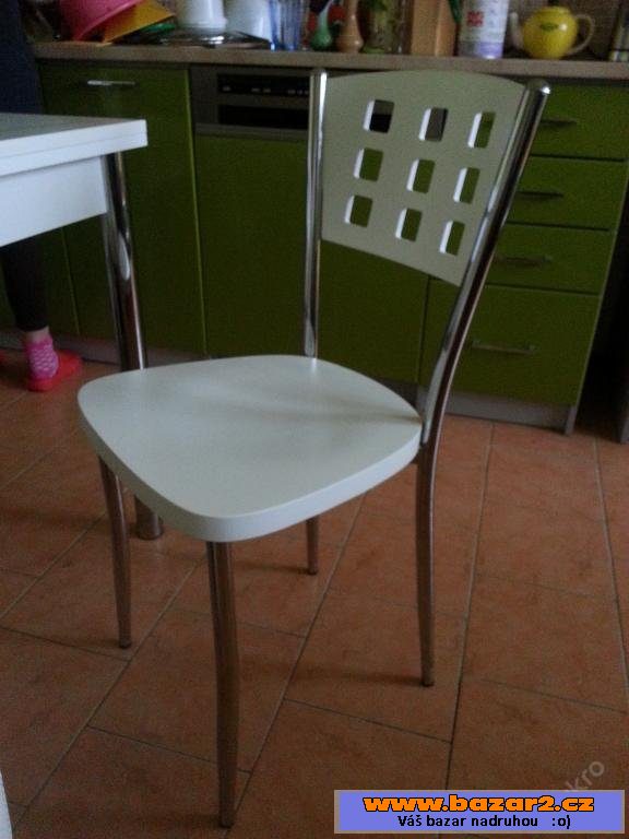 Rozkladací stůl + čtyři židle 