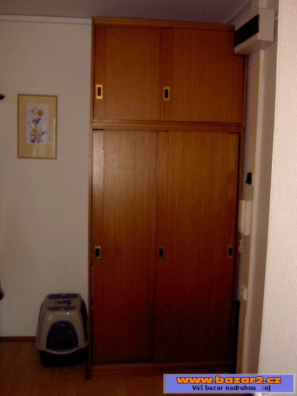 Skříň třeba pro předsíň