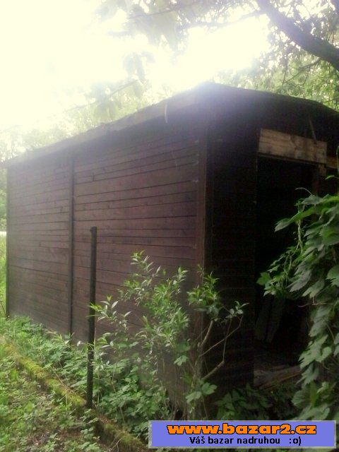 Dřevěný domek chatku zachovalou 