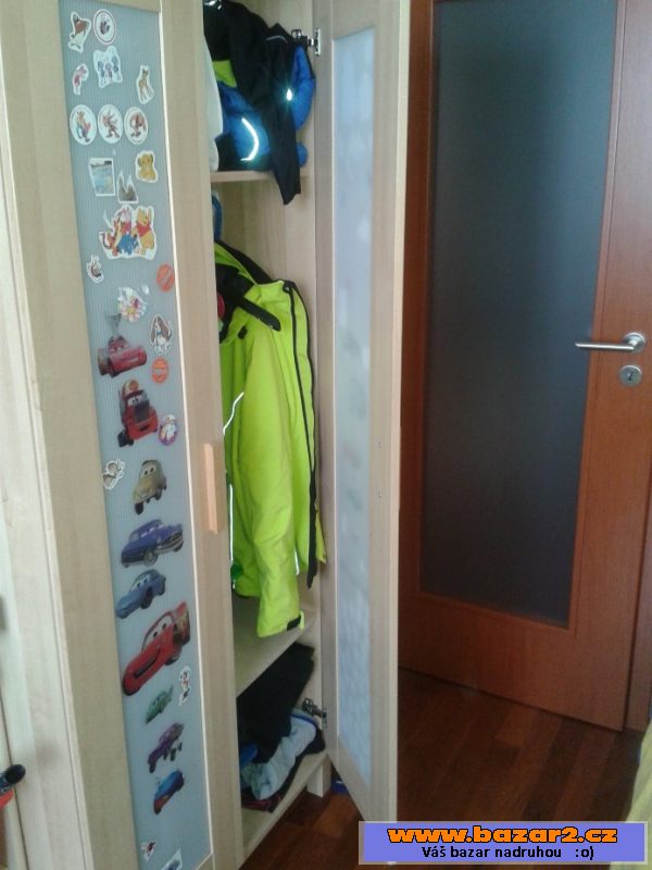 Komoda, postel, skříň, židle dětská