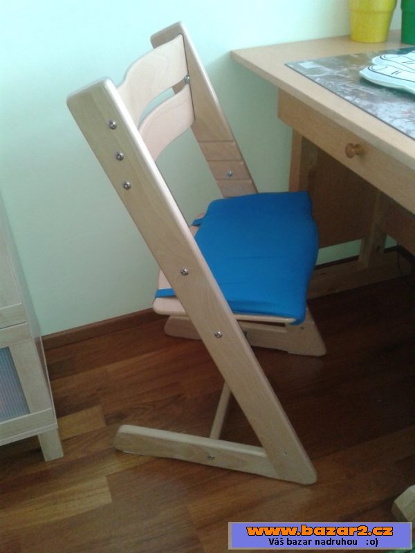 Komoda, postel, skříň, židle dětská