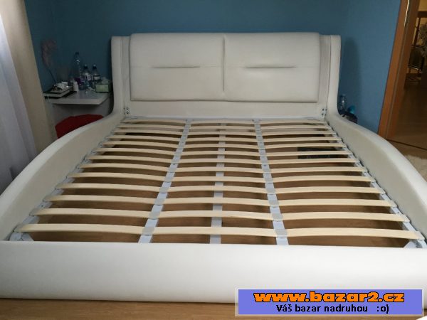 Super moderní postel - bílá kůže