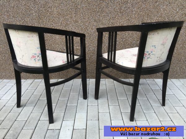 Křesílka a židle po renovaci