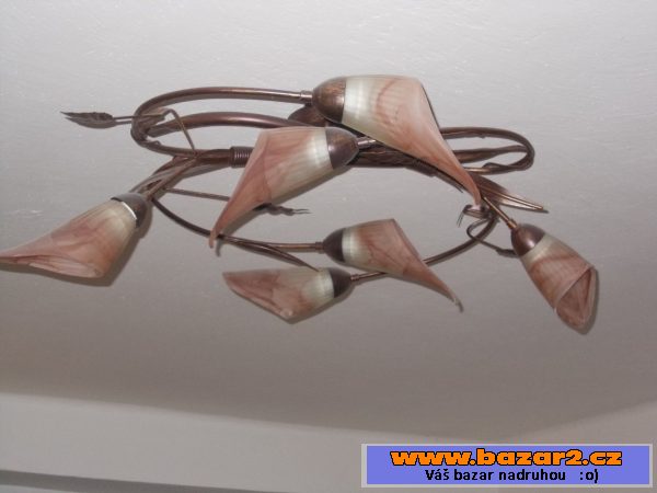 Lustry a lampu