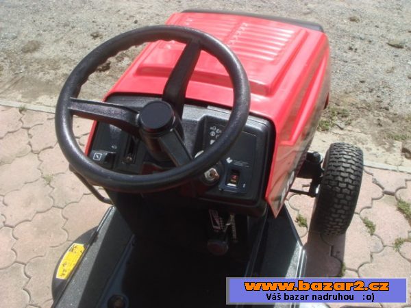 Zahradní traktůrek MTD B 10