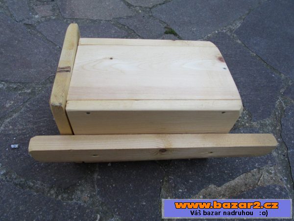 Nová dřevěná budka pro ptáčky