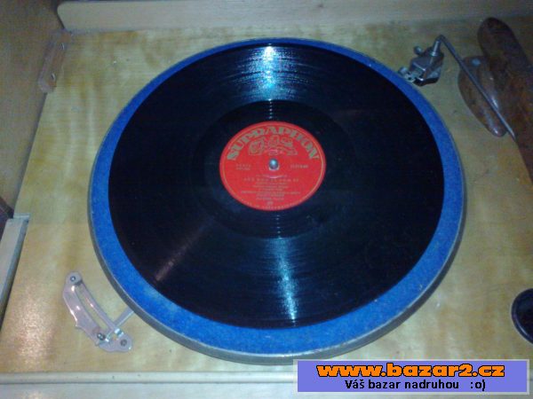 Gramofon ve skřínce z roku 1947