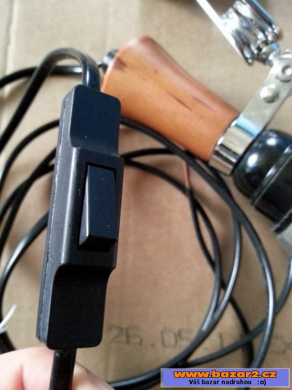 Lampa na kovovém pérovém držáku