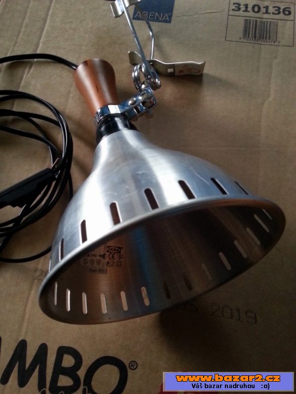 Lampa na kovovém pérovém držáku