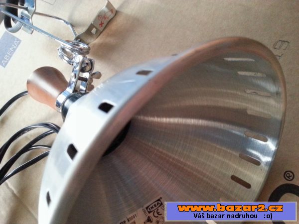 Lampa na kovovém pérovém držáku
