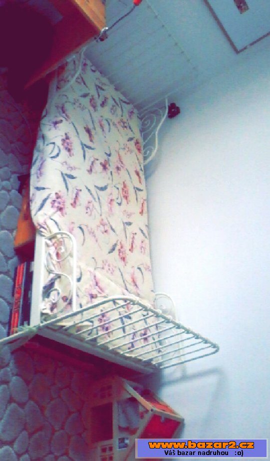 Bílá postel s matrací