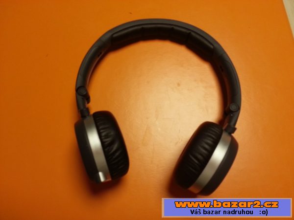 Uzavřená sluchátka AKG K450