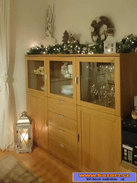 Komoda s LED osvětlením za babku