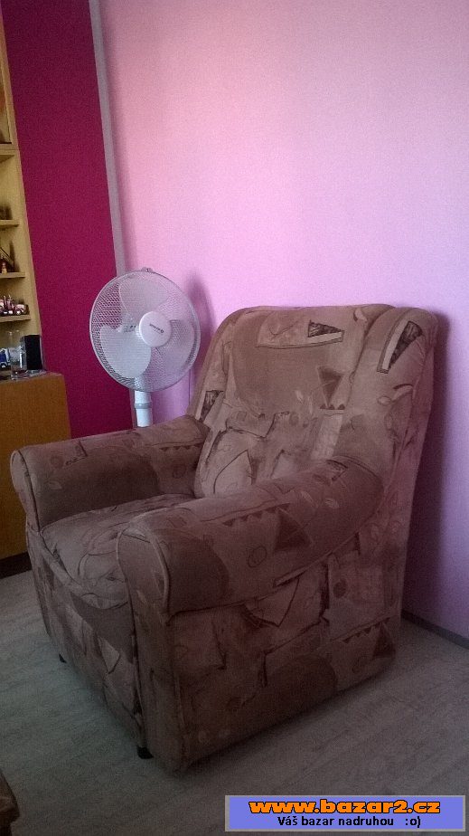 Rozkl. sedací souprava a dvě křesla