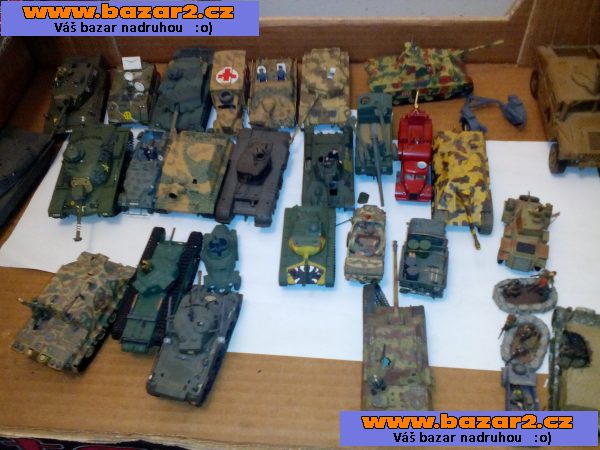 postavené plastikové modely 1:72
