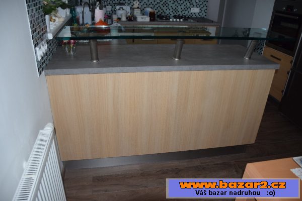 Část kuchyňské linky - bar 