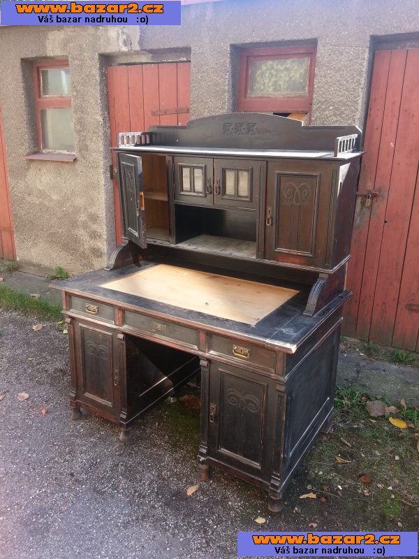 Srarožitný psací stůl