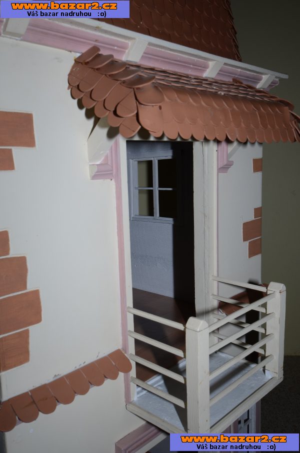 Dřevěný domeček pro panenky.