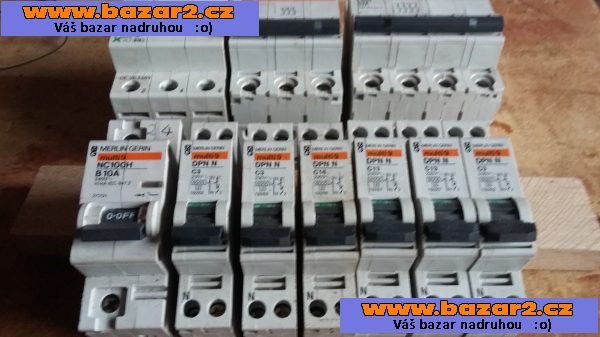 Elektromateriál: Motory St a Ss krokové,spínače ,jističe ,atd-použité.