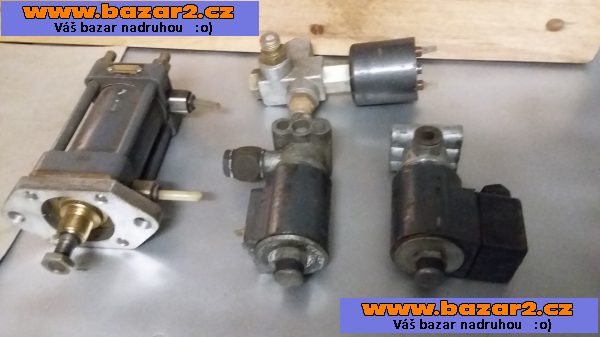 Elektromateriál: Motory St a Ss krokové,spínače ,jističe ,atd-použité.