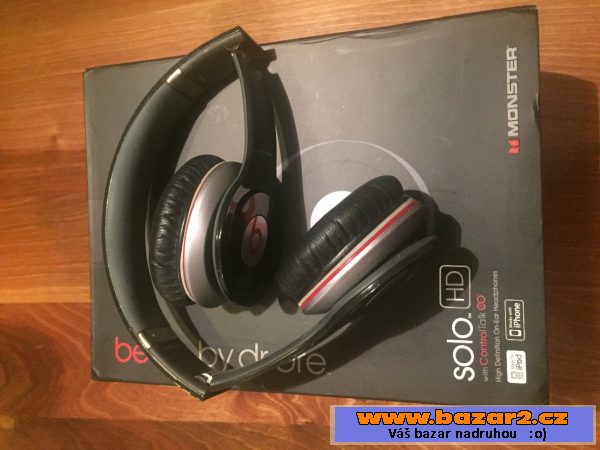Černa náhlavní sluchátka Beats Solo