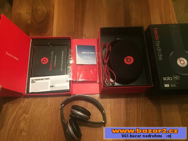 Černa náhlavní sluchátka Beats Solo