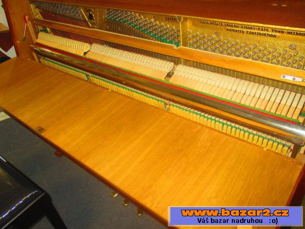 Piano Petrof