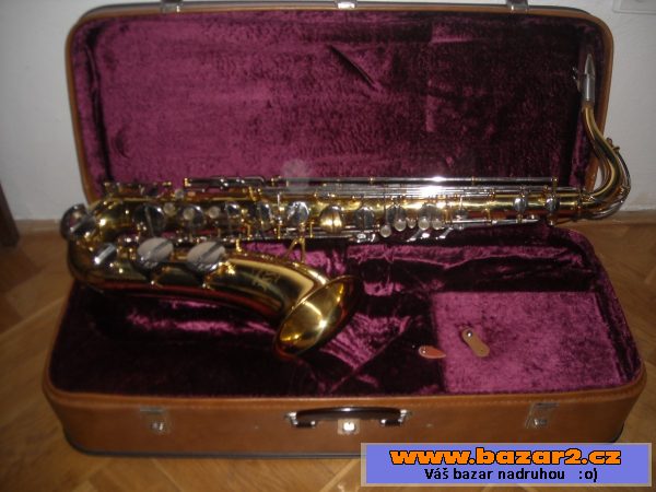 Saxofon B tenor  Amati  v pouzdře 