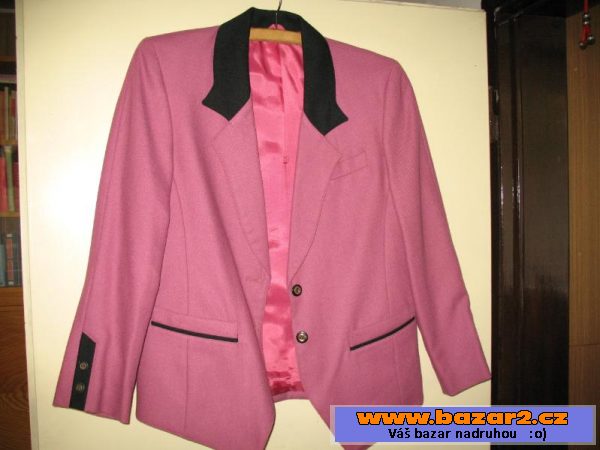 Elegantní dámský kostým