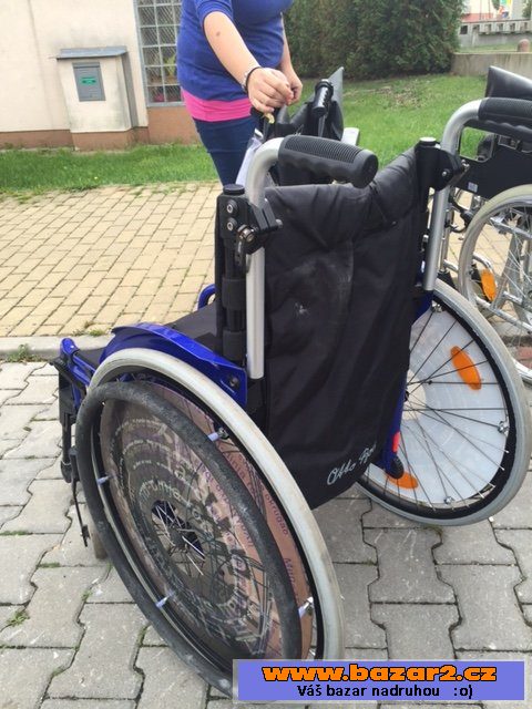 Sportovní aktivní invalidní vozík