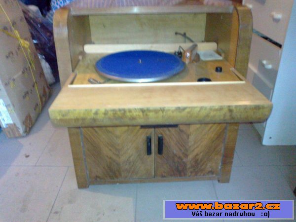 Gramofon ve skříňce z roku 1947