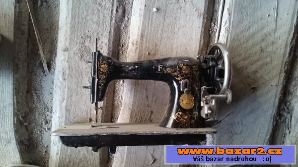 historické šicí stroje