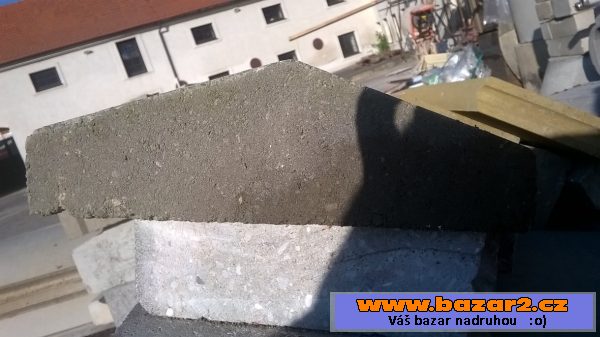 Betonová stříška na plot