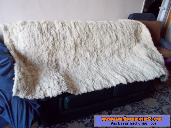 Kožená sofa dvousedák + kožešina