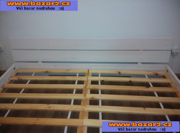 Postel z masivu s roštem 180x200
