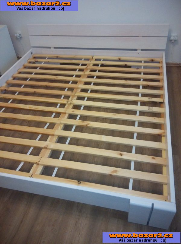 Postel z masivu s roštem 180x200