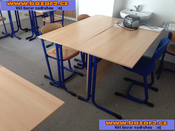 Nábytek pro 12 studentů a lektora