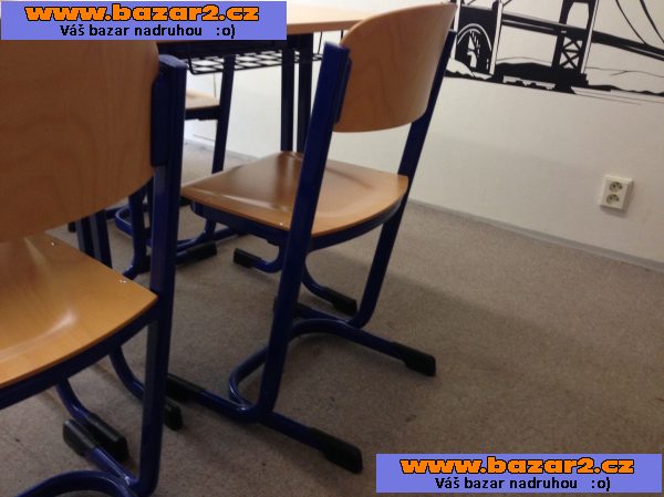 Nábytek pro 12 studentů a lektora