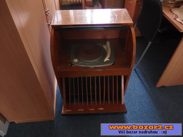 Krásné radio + gramofonová skřínka 