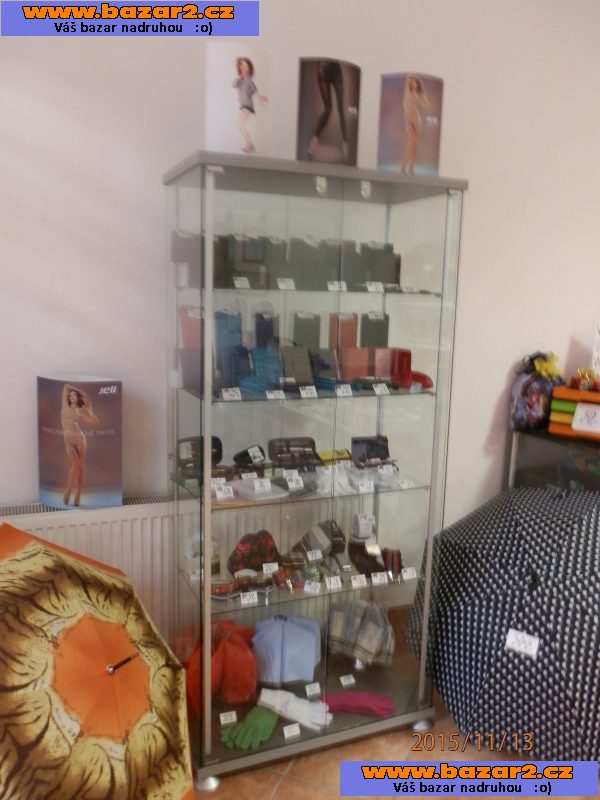 Luxusní celoskleněná uzamykatelná vitrina