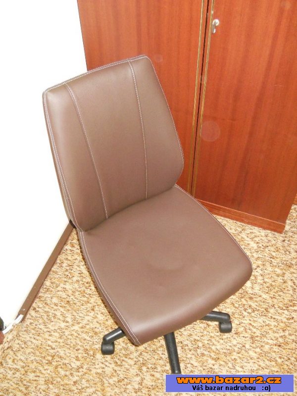 Nové hnědé otočné židle 
