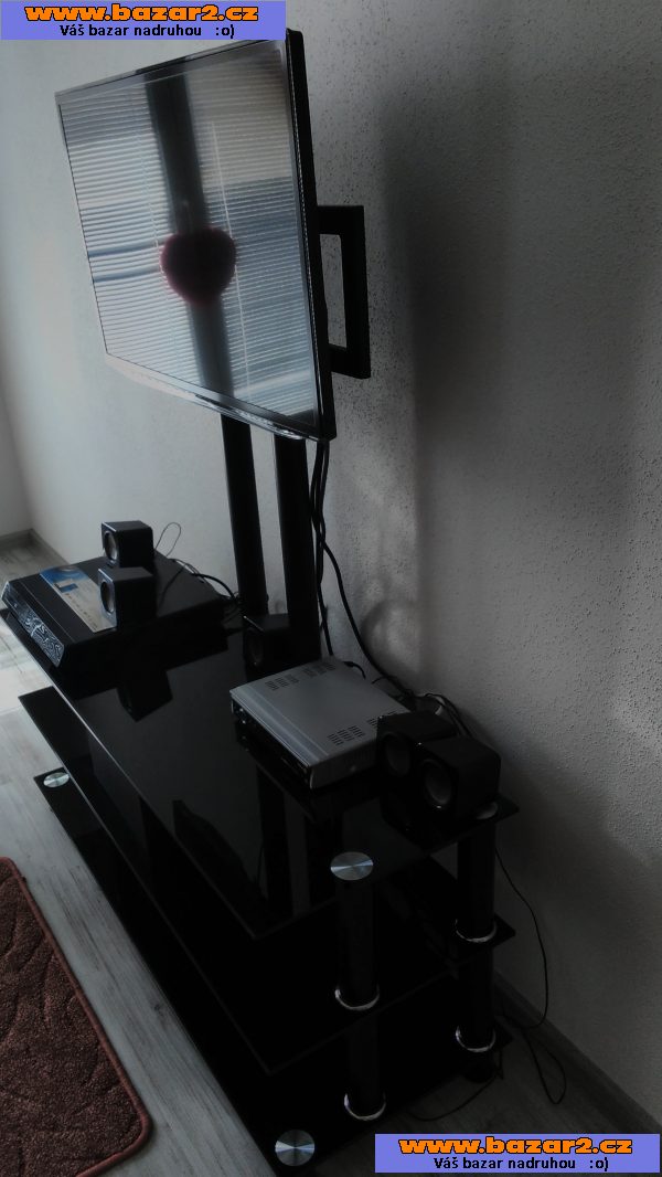 Na prodej černé sklo stůl s podporou pro TV