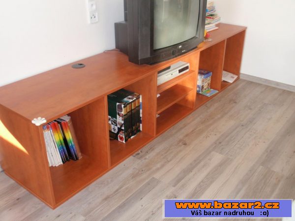 Knihovna, komoda pod TV