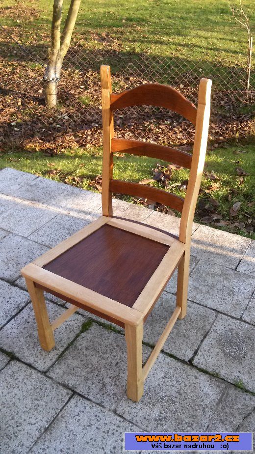 Renovované dřevěné židle