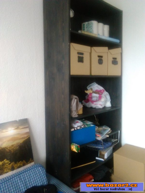Dřevěný regál