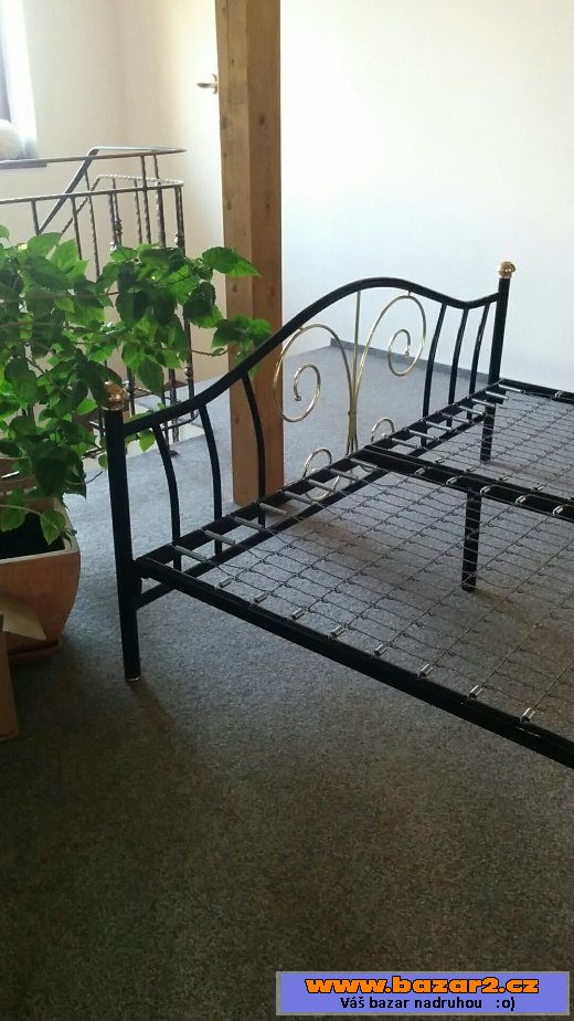 Manželská kovová postel s roštem 