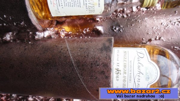 Skříň s miniaturami whisky