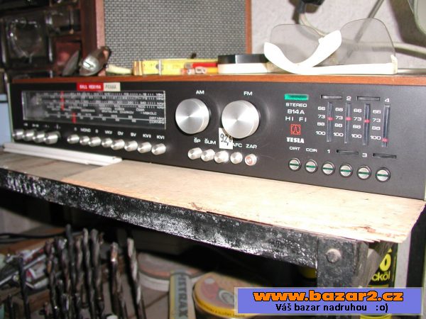 Radio Tesla 814 A i nehrající-vrak