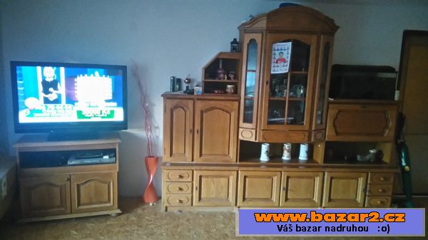 Stěna se skřínkou pod TV 